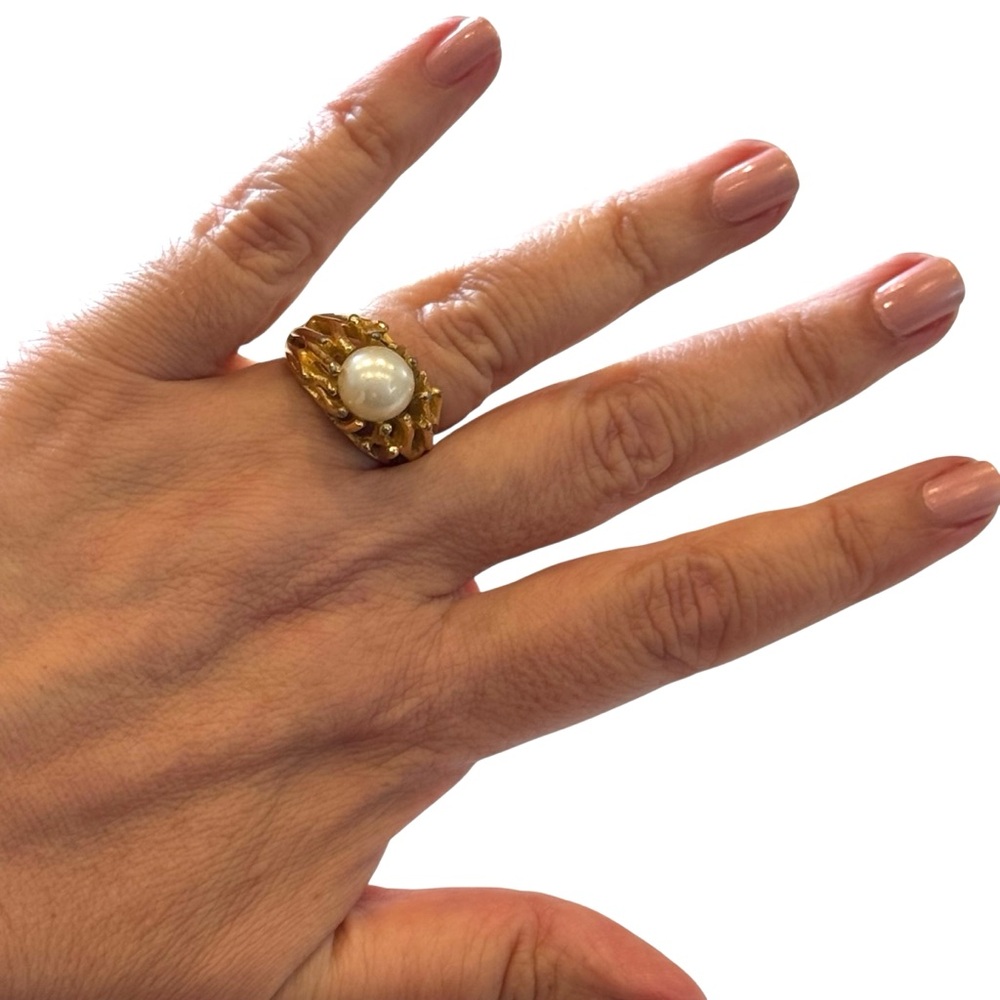 Vintage Crown Trifari Pearl Gold Tone Ring Seaside Cocktail Ring Size 7 -  7.25